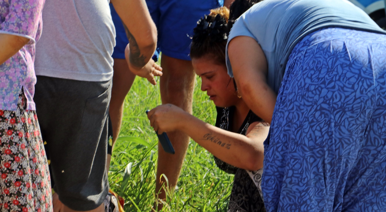 Otomobiliyle takla attı! Kaza yerine gelen yakınları sinir krizi geçirdi